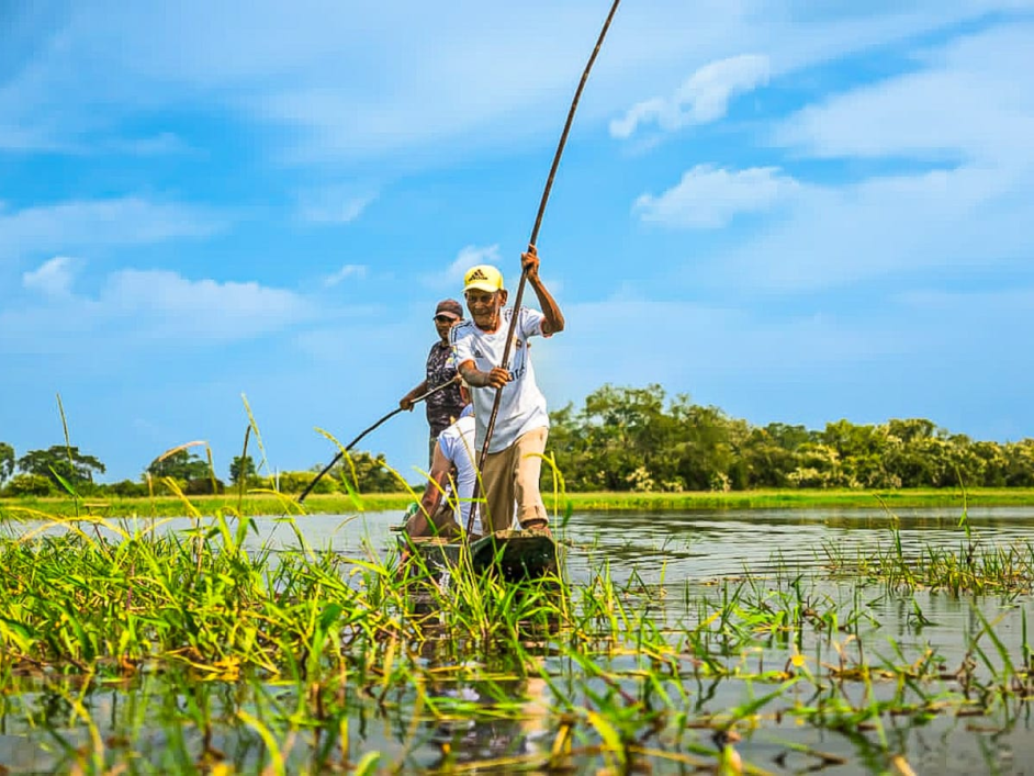 un-hombre-y-una-mujer-en-un-bote-en-el-agua
