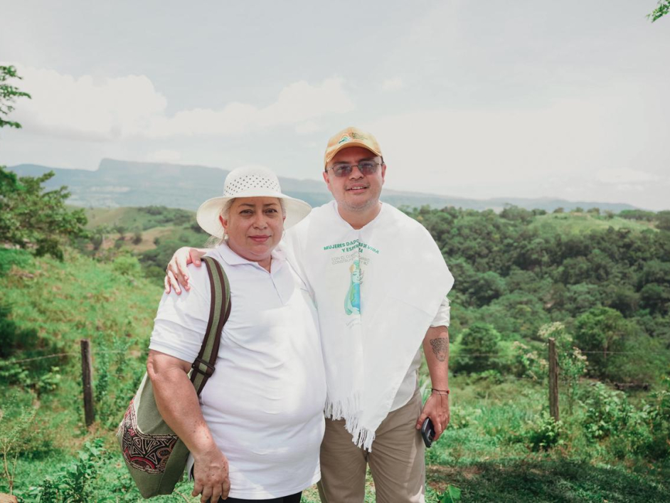 dos-hombres-parados-frente-a-una-colina-verde