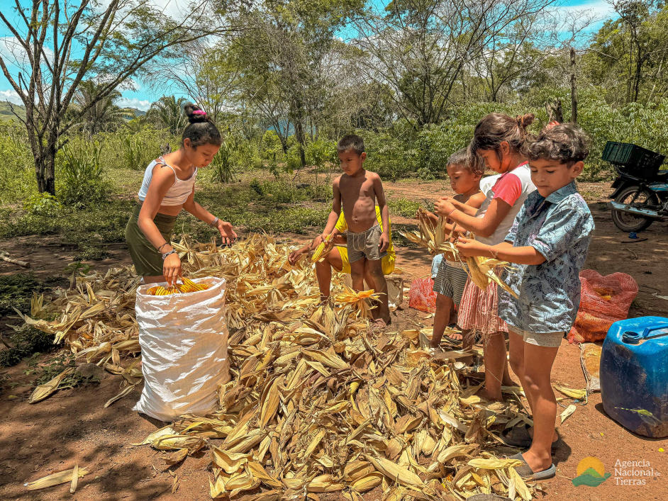 ninos-en-medio-del-campo-desgranando-mazorcas