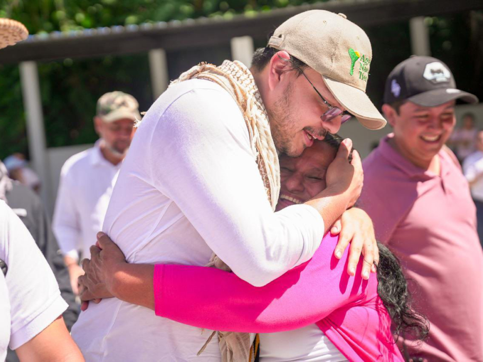 director-ant-abrazando-mujer