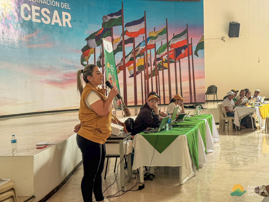 funcionaria-ant-hablando-en-un-salon