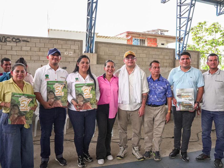 un-grupo-de-personas-parados-frente-a-un-edificio