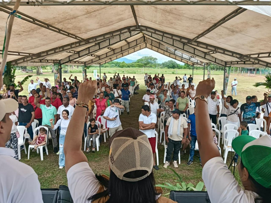 personas-con-camisas-blancas-y-sombreros-paradas-debajo-de-una-tienda