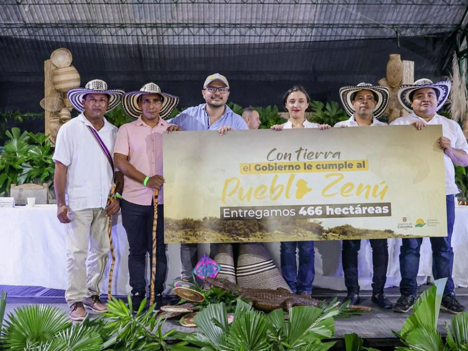 un-grupo-de-personas-junto-a-director-ant-parados-frente-a-una-pancarta