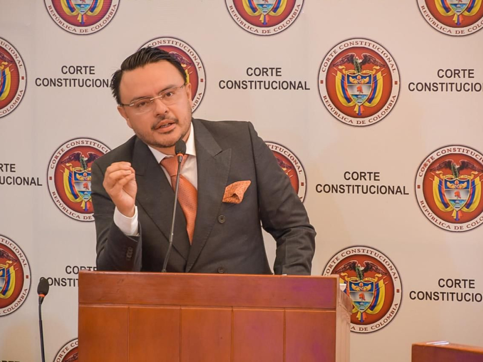 director-ant-dando-un-discurso