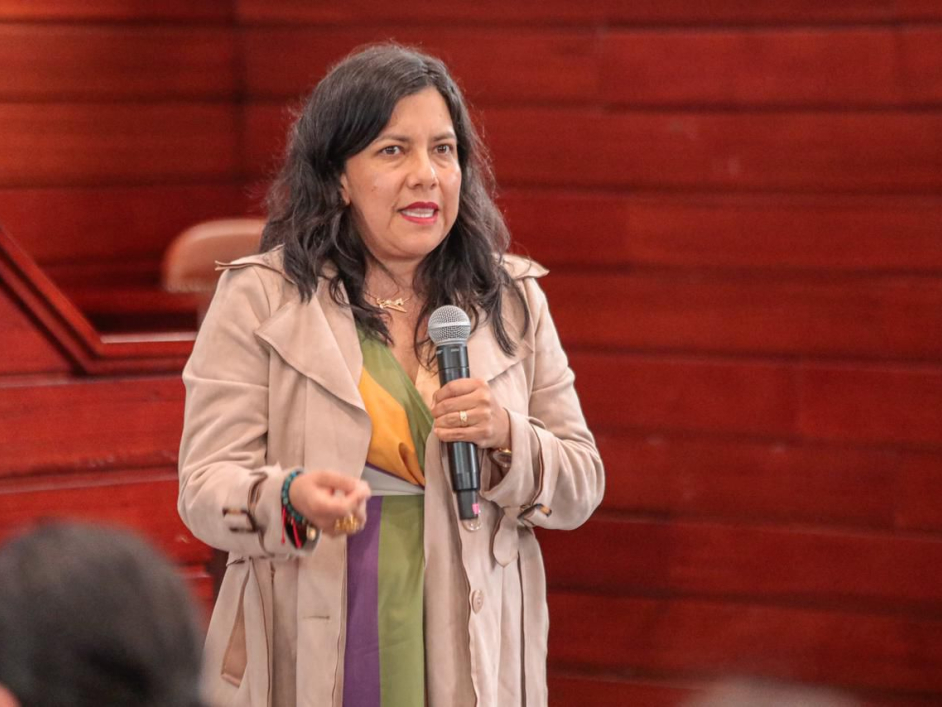 Mujer-hablando-con-un-microfono-en-sus-manos