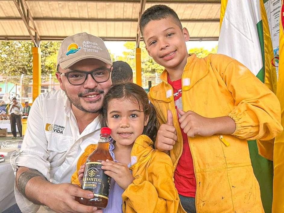 Director-ant-junto-a-ninos