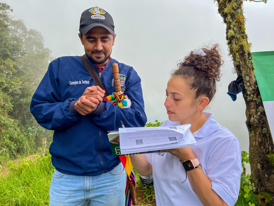 dos-personas-diligenciando-un-formulario