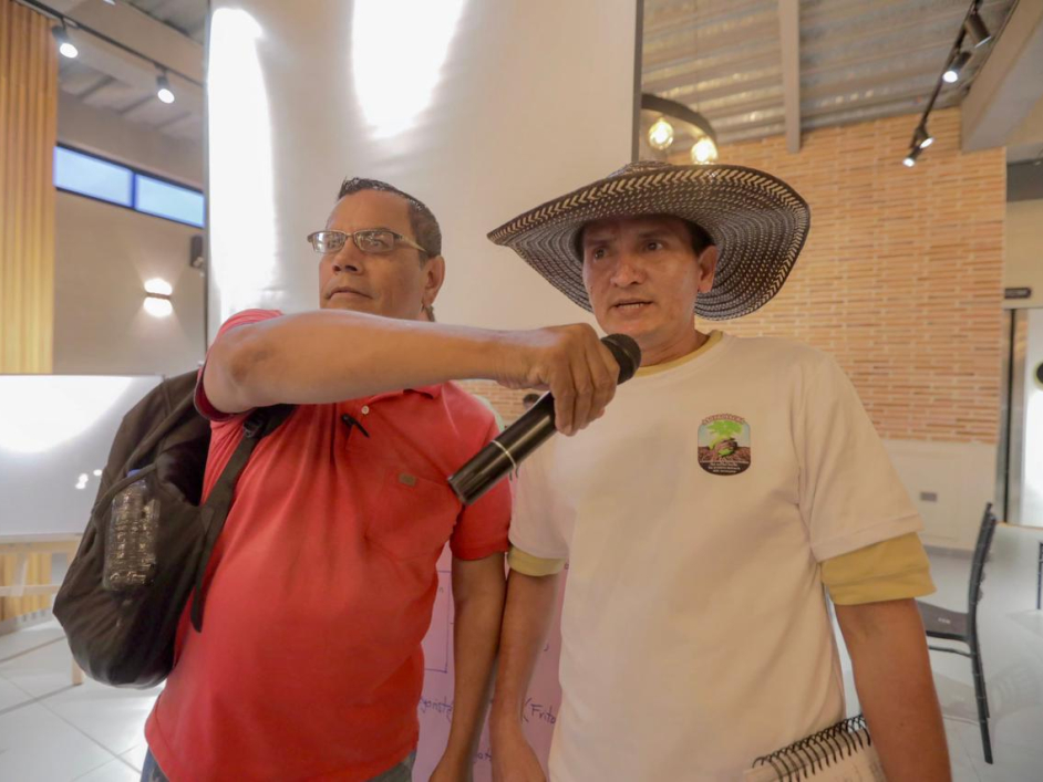 dos-hombres-con-sombreros-y-microfonos