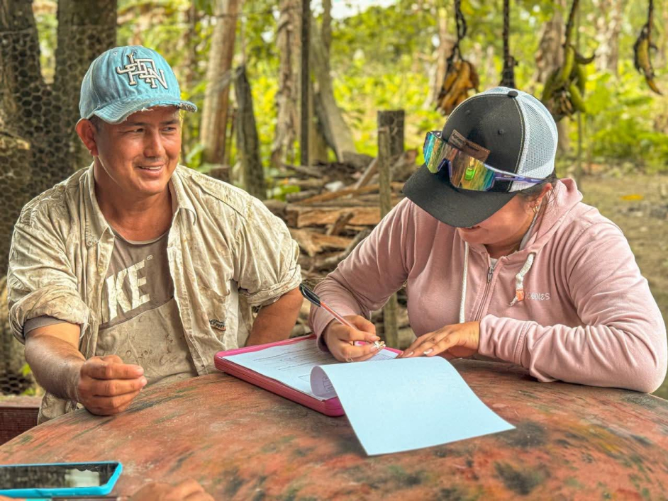 dos-personas-sentadas-en-una-mesa-con-un-cuaderno-y-un-boligrafo