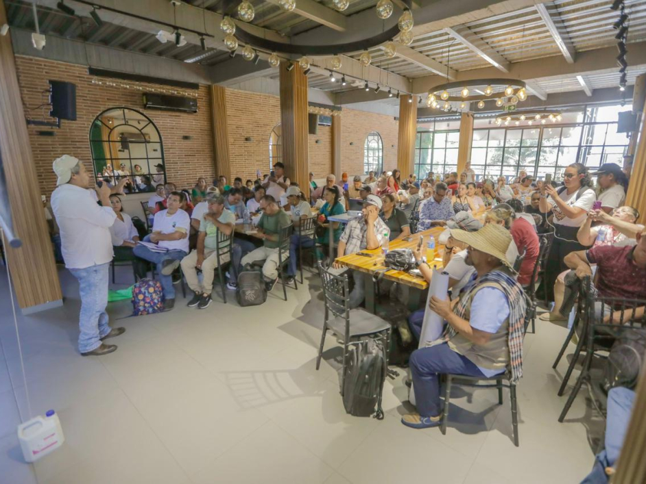un-gran-grupo-de-personas-sentadas-en-sillas-en-una-habitacion