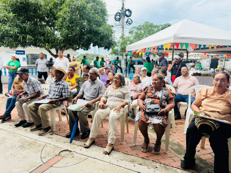 un-grupo-de-personas-sentadas-en-sillas-frente-a-una-tienda-de-campana