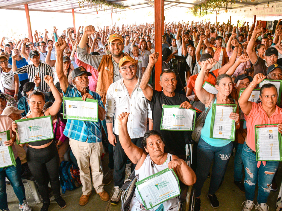 un-grupo-de-personas-sosteniendo-certificados-en-una-habitacion