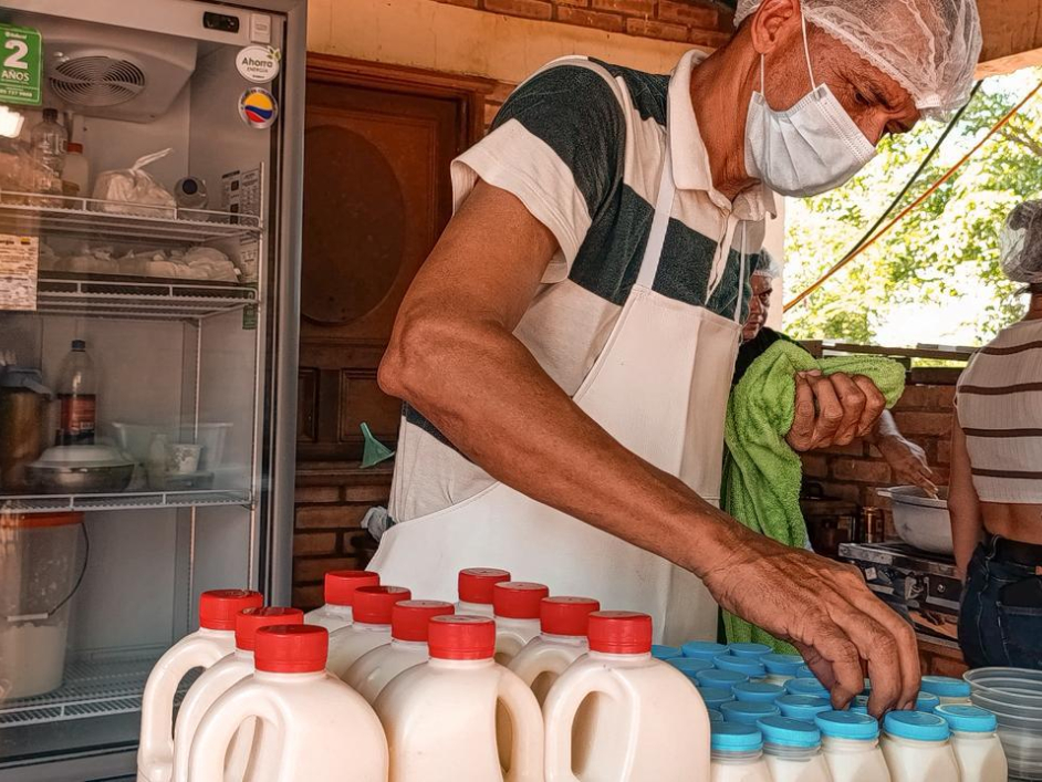 un-hombre-con-mscara-y-guantes-est-preparando-leche