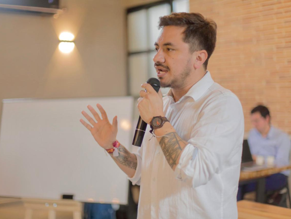 un-hombre-con-tatuajes-est-dando-un-discurso