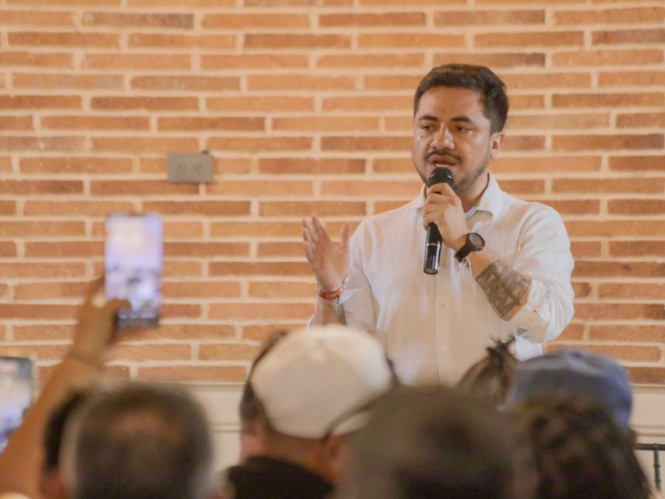 un-hombre-hablando-por-un-microfono-frente-a-una-multitud