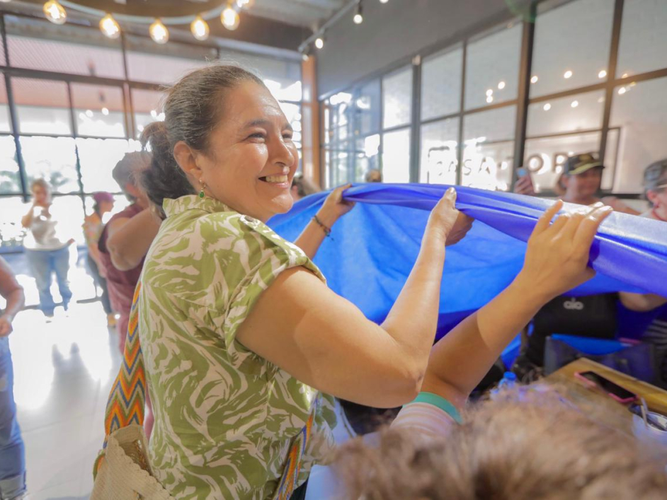 una-mujer-sostiene-un-pao-azul-en-una-habitacion
