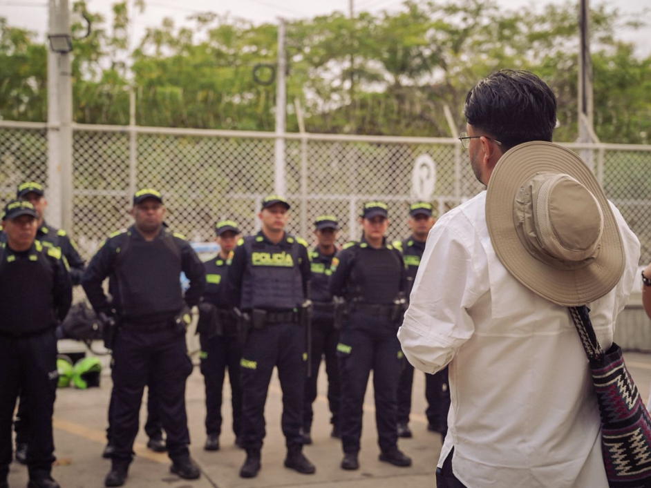 Director-ant-hablando-con-policias-en-formacion