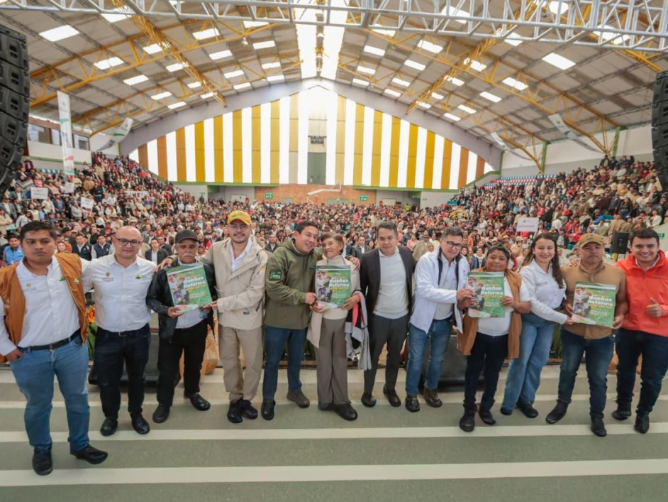 Funcionarios de la ANT entregando títulos en Boyacá